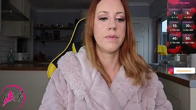 Snapshot of stripmequick chatting on 12.12.24 stripmequick online show from 12.12.24