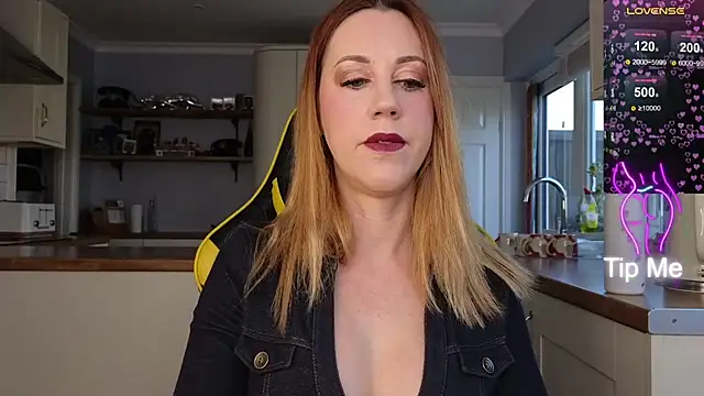 Snapshot of stripmequick chatting on 02.18.25 stripmequick online show from 02.18.25