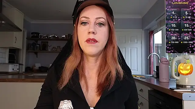 Snapshot of stripmequick chatting on 10.31.25 stripmequick online show from 10.31.25