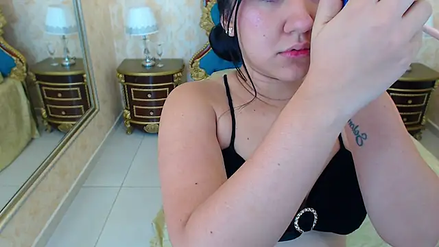 Snapshot of PamelaTomson chatting on 11.17.25 PamelaTomson online show from 11.17.25