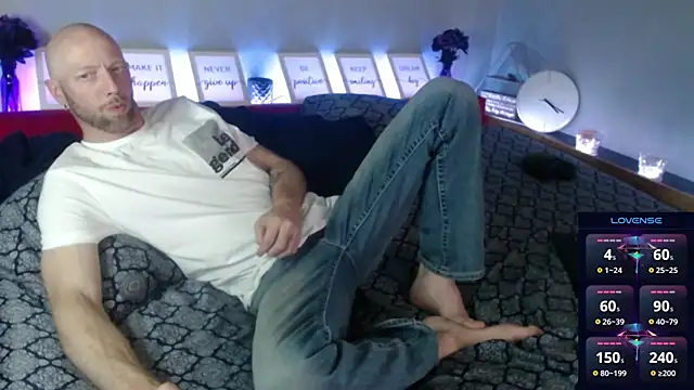 Snapshot of MaxRouger chatting on 09.10.25 MaxRouger online show from 09.10.25