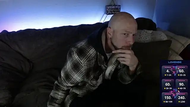 Snapshot of MaxRouger chatting on 11.02.25 MaxRouger online show from 11.02.25