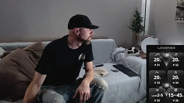 Snapshot of MaxRouger chatting on 11.23.25 MaxRouger online show from 11.23.25