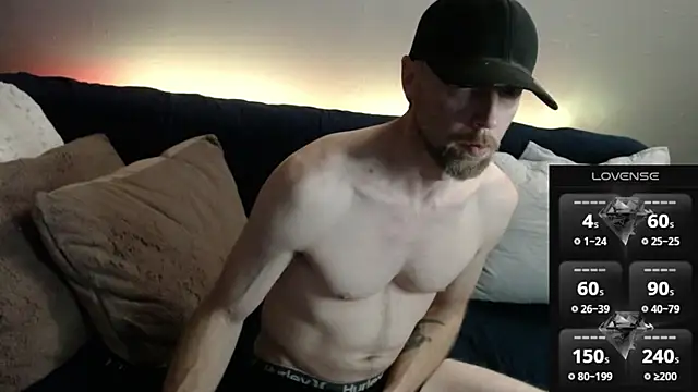 Snapshot of MaxRouger chatting on 12.01.25 MaxRouger online show from 12.01.25