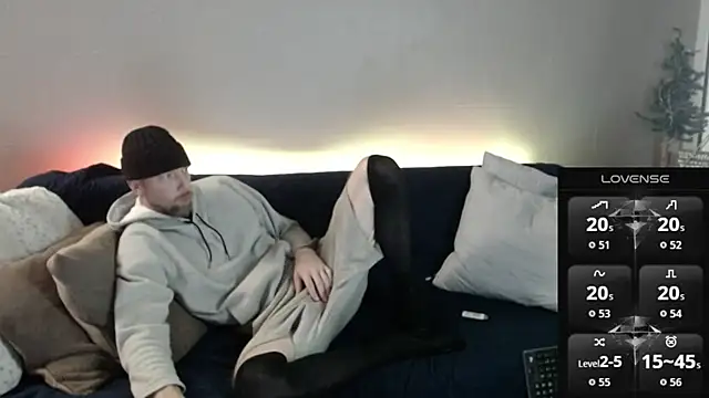 Snapshot of MaxRouger chatting on 12.01.25 MaxRouger online show from 12.01.25