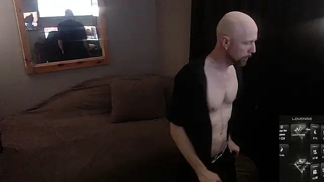 Snapshot of MaxRouger chatting on 03.26.26 MaxRouger online show from 03.26.26