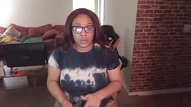 Snapshot of EntitledMistress chatting on 12.17.24 EntitledMistress online show from 12.17.24