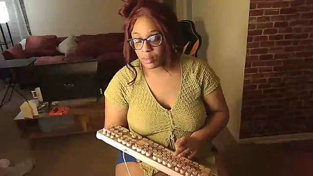 Snapshot of EntitledMistress chatting on 12.19.24 EntitledMistress online show from 12.19.24