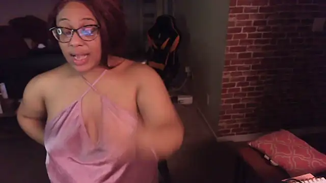 Snapshot of EntitledMistress chatting on 12.20.24 EntitledMistress online show from 12.20.24