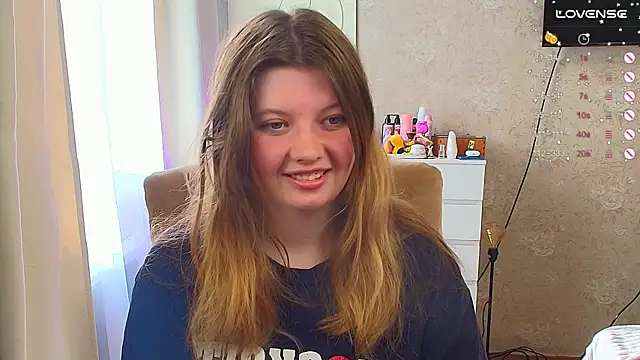 Snapshot of Vivian_cutie chatting on 09.21.25 Vivian cutie online show from 09.21.25