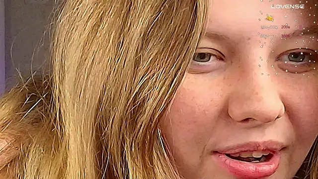 Snapshot of Vivian_cutie chatting on 10.02.25 Vivian cutie online show from 10.02.25