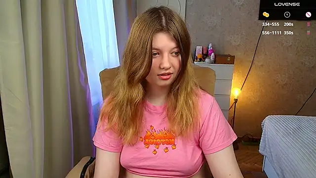 Snapshot of Vivian_cutie chatting on 11.02.25 Vivian cutie online show from 11.02.25