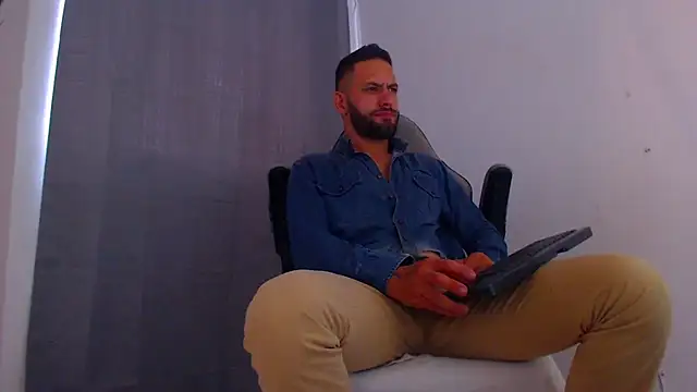 Snapshot of Oliverdrew_1 chatting on 01.28.25 Oliverdrew 1 online show from 01.28.25