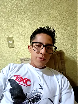 Snapshot of KevinCrz chatting on 10.18.25 KevinCrz online show from 10.18.25