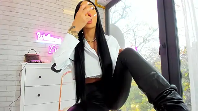 Snapshot of Britney_Charm_ chatting on 11.07.25 Britney Charm online show from 11.07.25