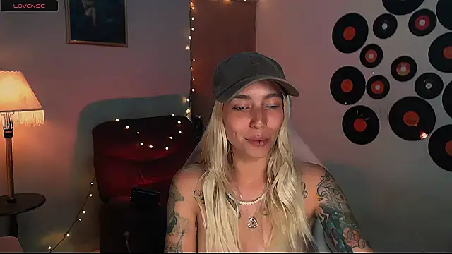 Saucy Jenn online show from 02.22.25