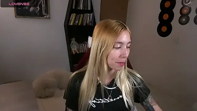 Saucy Jenn online show from 10.04.25