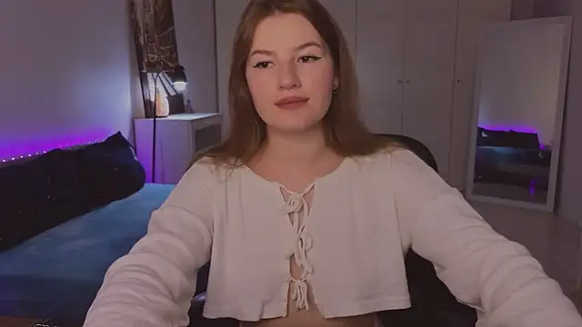 Snapshot of alwaysfrida chatting on 10.27.25 alwaysfrida online show from 10.27.25