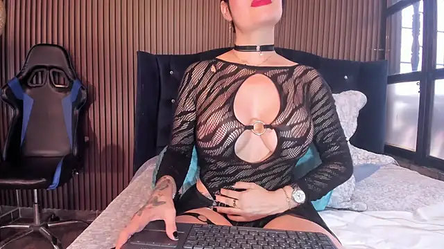 JuliaDawson  online show from 10.08.25