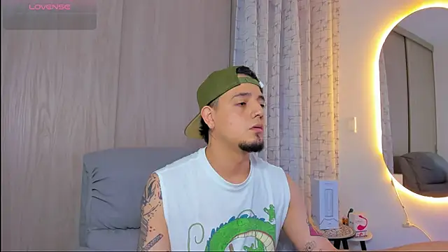 Snapshot of alejandro_calderon1 chatting on 11.18.25 alejandro calderon1 online show from 11.18.25