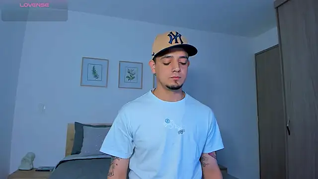 Snapshot of alejandro_calderon1 chatting on 11.26.25 alejandro calderon1 online show from 11.26.25