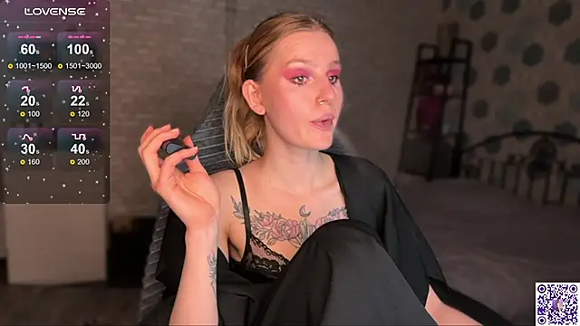 Snapshot of Chanel_Gill chatting on 10.31.25 Chanel Gill online show from 10.31.25