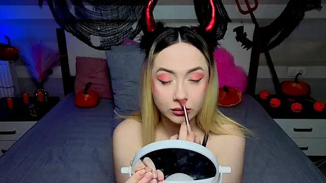 Snapshot of AriaSugar chatting on 10.30.25 AriaSugar online show from 10.30.25