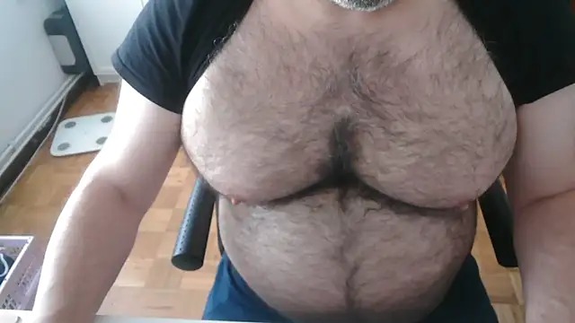 Snapshot of mikeyhotbear chatting on 05.21.26 mikeyhotbear online show from 05.21.26