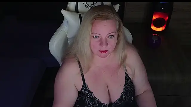 Snapshot of MolligSpielle chatting on 04.30.26 MolligSpielle online show from 04.30.26