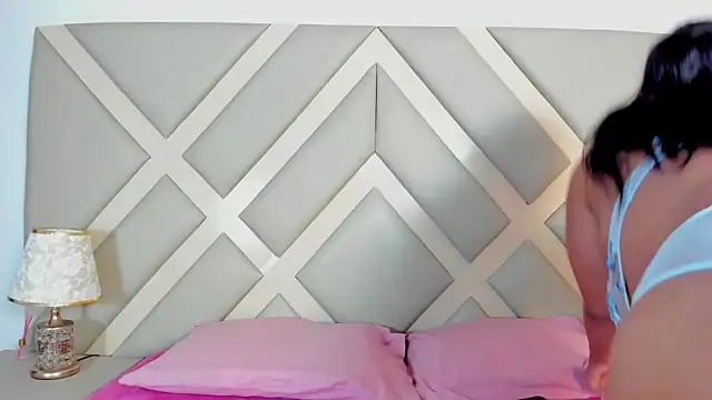 Snapshot of SSCARLETH_ chatting on 02.19.25 SSCARLETH online show from 02.19.25