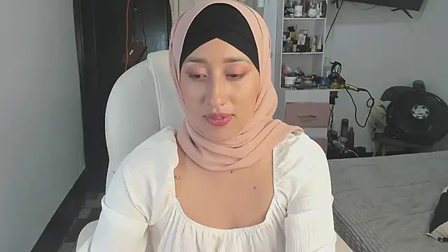 Snapshot of adila_anich chatting on 01.07.25 adila anich online show from 01.07.25