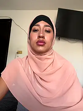 Snapshot of adila_anich chatting on 09.13.25 adila anich online show from 09.13.25