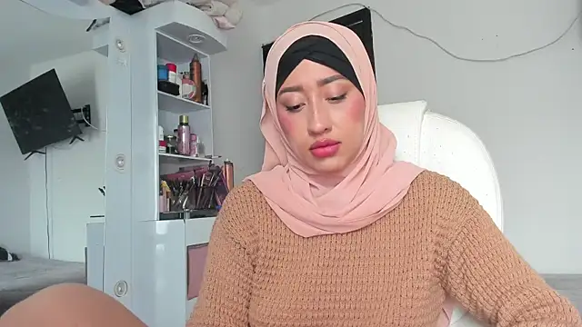 Snapshot of adila_anich chatting on 09.19.25 adila anich online show from 09.19.25