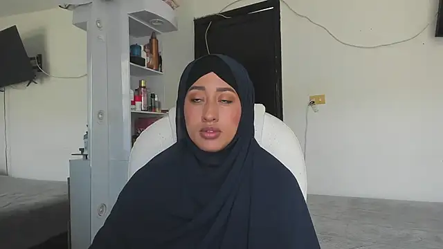 Snapshot of adila_anich chatting on 09.28.25 adila anich online show from 09.28.25