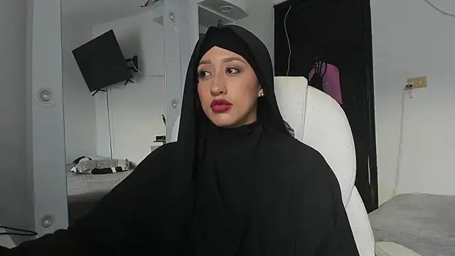 Snapshot of adila_anich chatting on 10.03.25 adila anich online show from 10.03.25