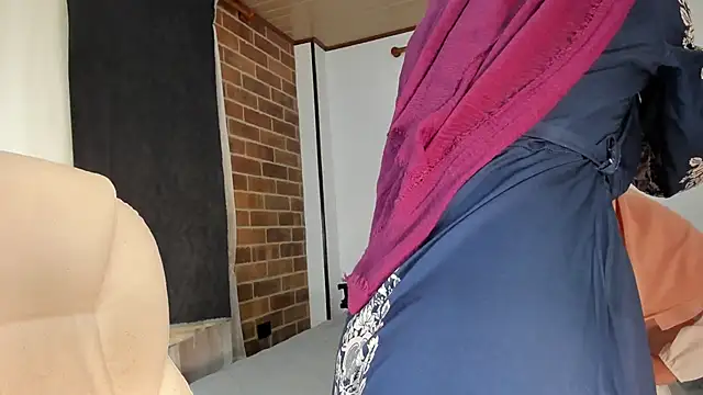 Snapshot of adila_anich chatting on 11.07.25 adila anich online show from 11.07.25