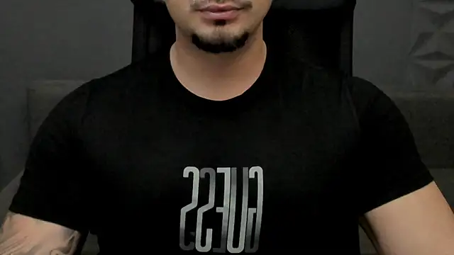 Snapshot of TonyWilcox chatting on 11.13.25 TonyWilcox online show from 11.13.25