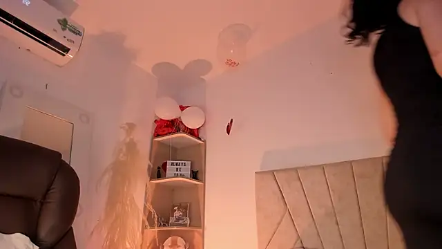  Niah  online show from 02.19.25