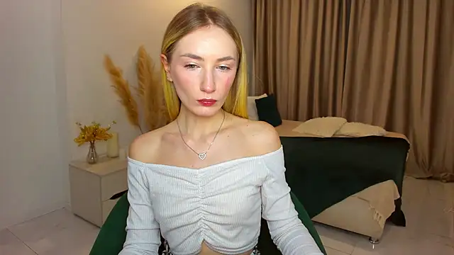 Snapshot of bella__rose chatting on 02.08.25 bella rose online show from 02.08.25