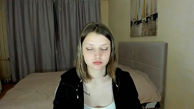 Snapshot of SoniNesti chatting on 10.27.25 SoniNesti online show from 10.27.25