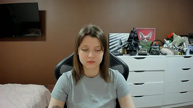 Snapshot of SoniNesti chatting on 04.28.26 SoniNesti online show from 04.28.26