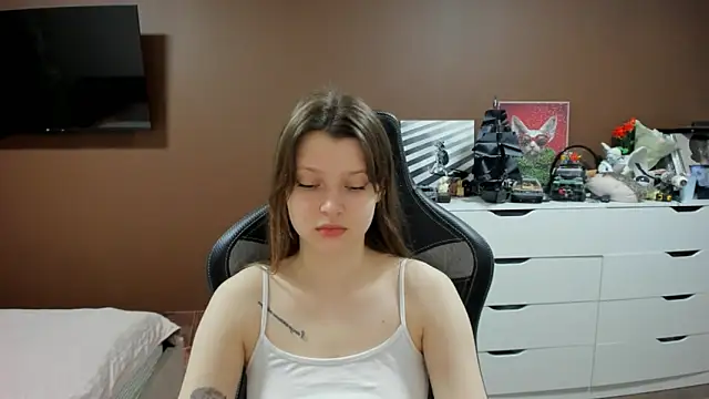 Snapshot of SoniNesti chatting on 04.30.26 SoniNesti online show from 04.30.26
