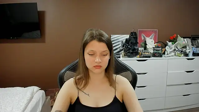 Snapshot of SoniNesti chatting on 05.22.26 SoniNesti online show from 05.22.26