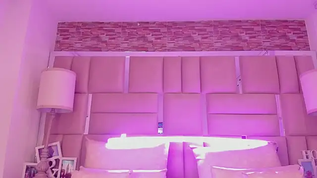 ShaniaBrownn online show from 04.14.26