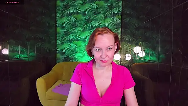 Snapshot of NikaGentle chatting on 01.10.25 NikaGentle online show from 01.10.25