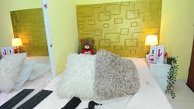 Julia Haye online show from 10.04.25