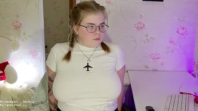 Snapshot of sinnamon_ chatting on 10.08.25 sinnamon online show from 10.08.25