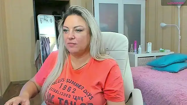 Snapshot of PamHardFuck chatting on 09.27.25 PamHardFuck online show from 09.27.25