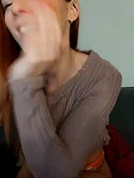 Snapshot of clara-francaise chatting on 09.25.25 clara-francaise online show from 09.25.25