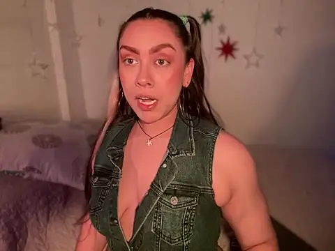 Snapshot of Im_sophiie chatting on 12.29.24 Im sophiie online show from 12.29.24